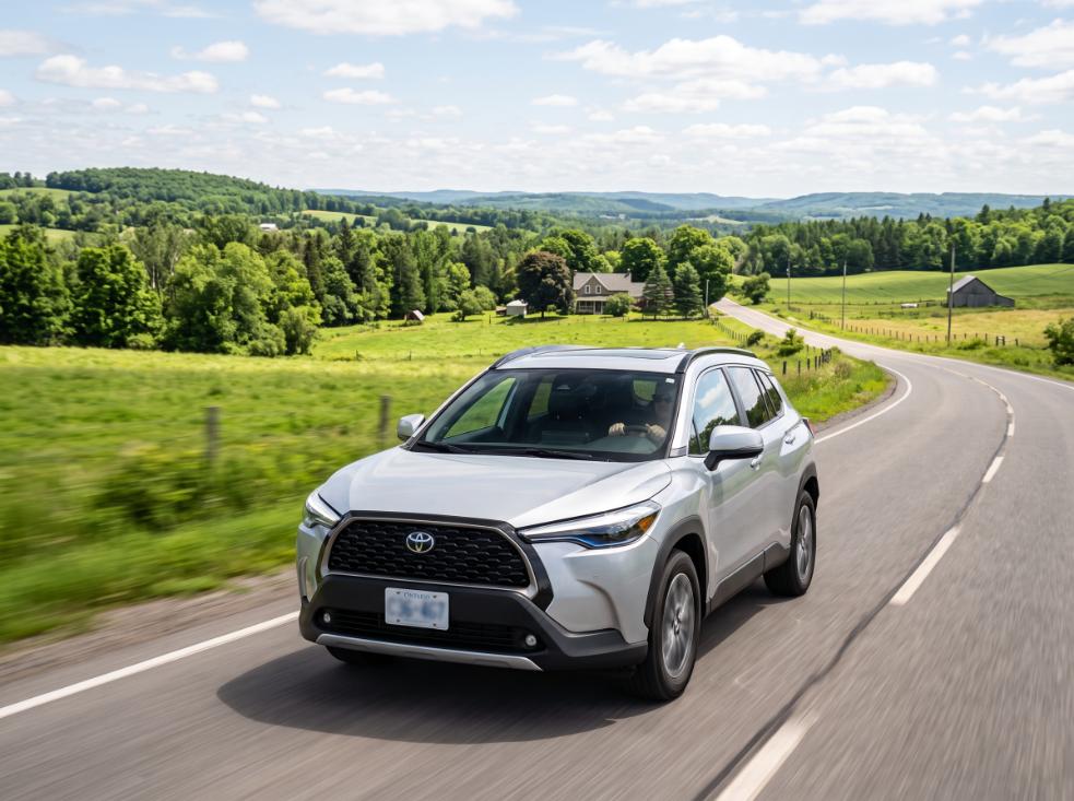 Silver training vehicle merging and driving safely on an Ontario highway during an advanced driving lesson